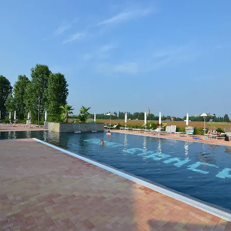 דירה Characteristic In With Pool קודיגורו