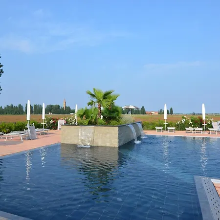 Characteristic In With Pool דירה *