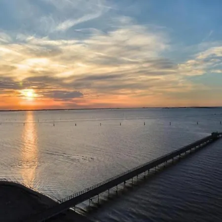 Characteristic In With Pool דירה