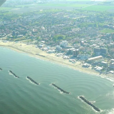 Characteristic In With Pool דירה *