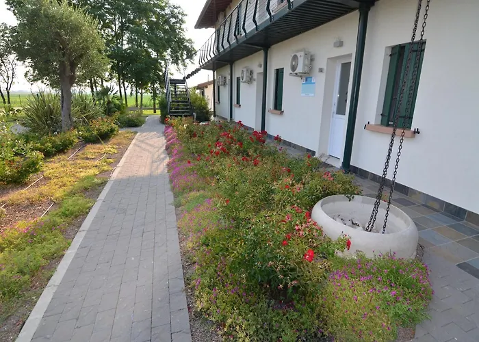 Characteristic In With Pool Codigoro